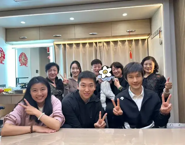 黄晓明五一忙拍戏，四姨和舅舅一家来探班，合照中两位美女好抢镜