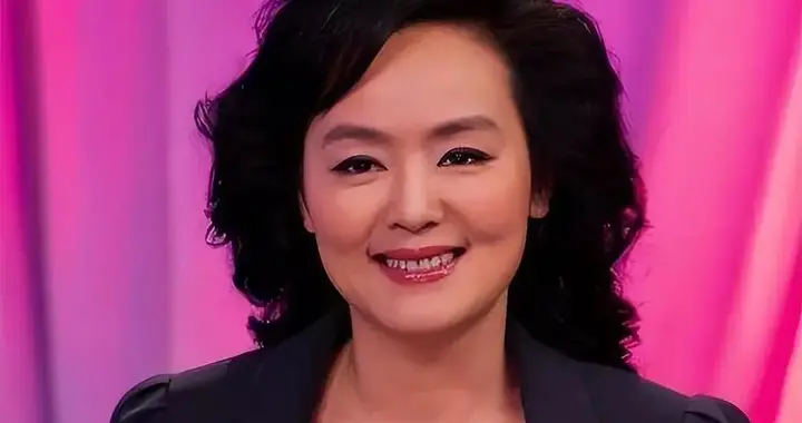 主持人孙小梅不攀权贵，甘愿嫁给平凡普通人，四十多岁拼高龄生子