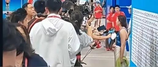 第五名，同样是各路采访围着，观众注视着，没有办法，这就是人气，也说明全...