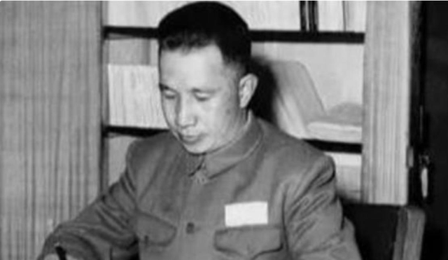 1942年，日伪军中将送给粟裕一包烟，粟裕看后：全军集合关闭电台