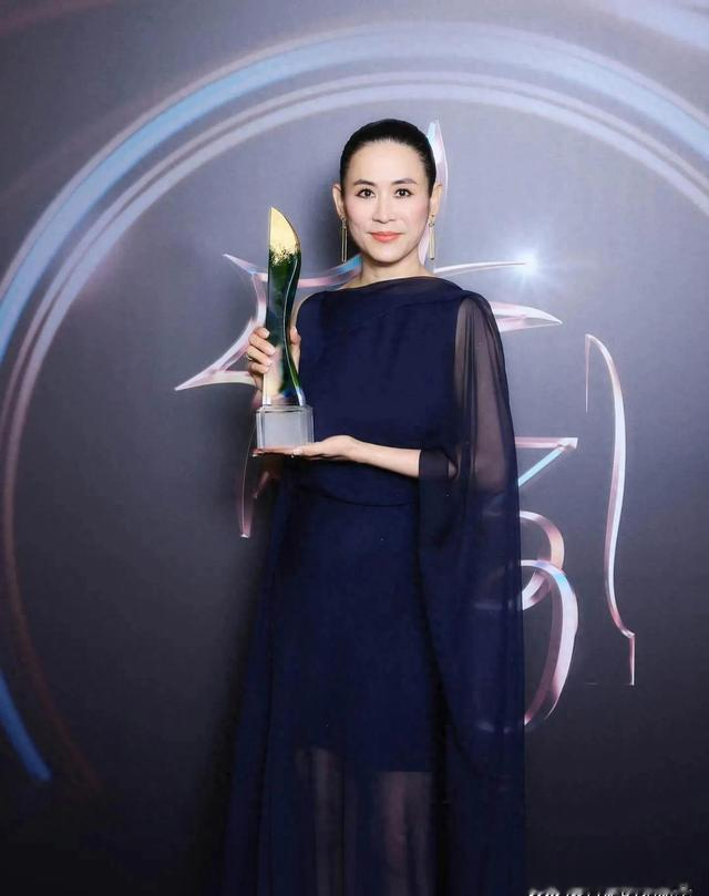 宣萱首夺新加坡视后，与刘青云30年前传不和，颁奖礼互动成焦点