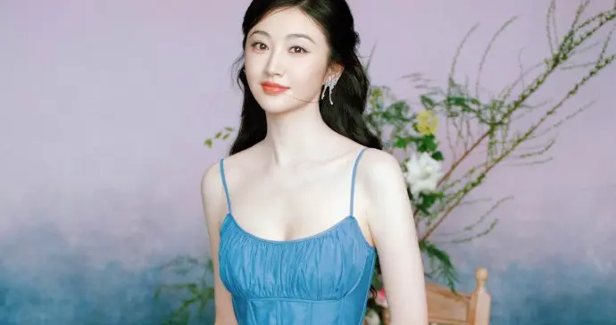 景甜今日穿着小吊带裙脚踩着白色一字带高跟写真，好迷人的大女王