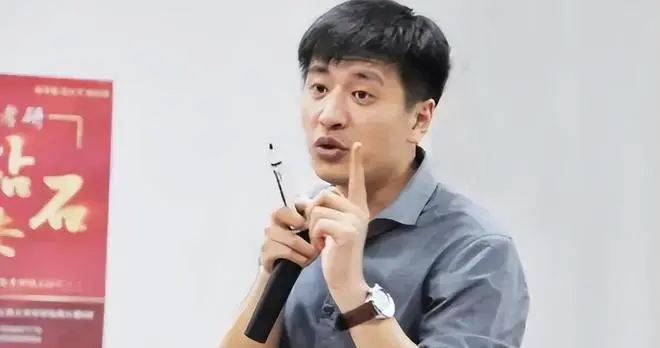 错位时空里的张雪峰：房地产、新逻辑与存量时代