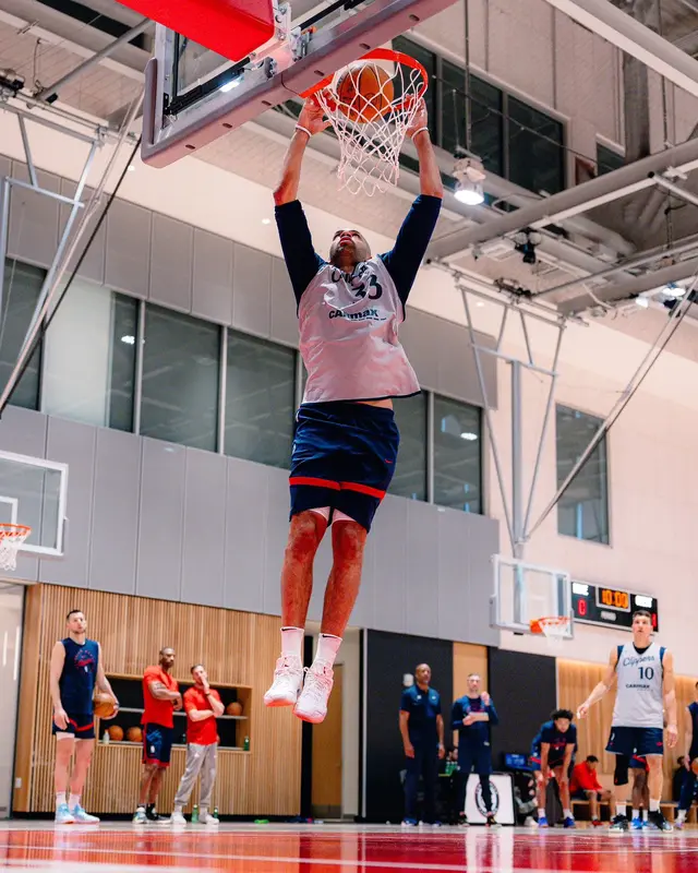 快船今日进行了全队训练，前方发来最新训练照