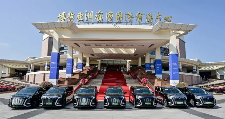 腾势D9在博鳌被老外围观，直说：这事不简单，中国车开始反向输出