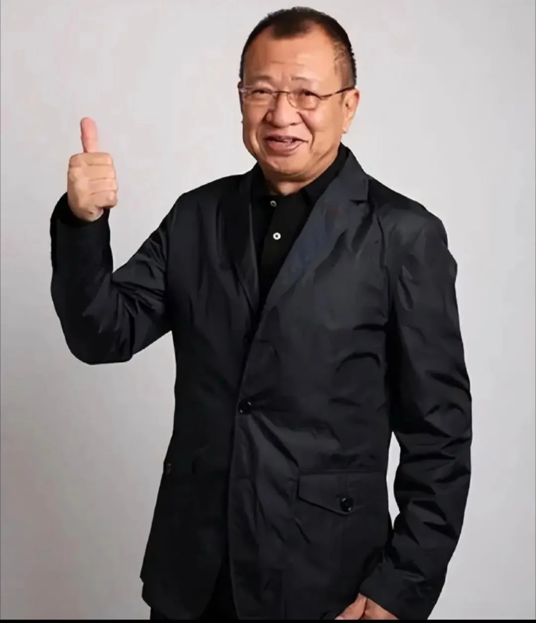 演员许绍雄去世一周年账号突然更新 看到视频一下子鼻酸了，一年过去，以这...