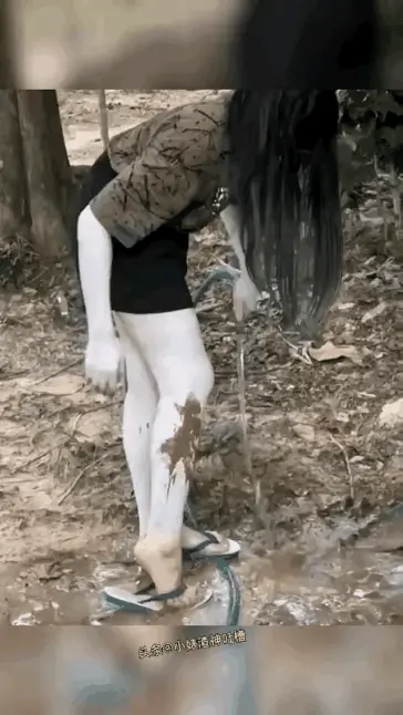 逆水行舟：这也太白了吧？美女爬山回来在路