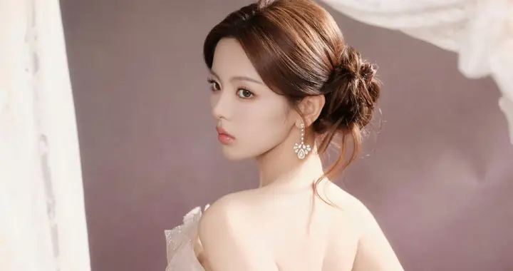 杨超越粉红蕾丝抹胸连衣裙，美神降临