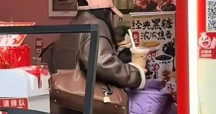 郭晶晶一家南沙逛街被偶遇，喝蜜雪冰城逛华为，霍震霆霍启刚也在