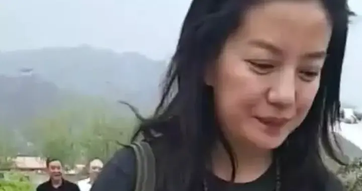 面相变了！49岁赵薇近况曝光，原来封杀只冰山一角，她变成了这样