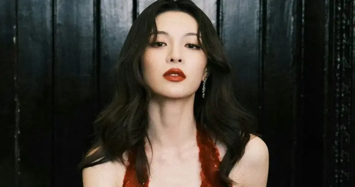 钟楚曦一袭红裙复刻90年代港风美人，这才是内娱顶级氛围感！