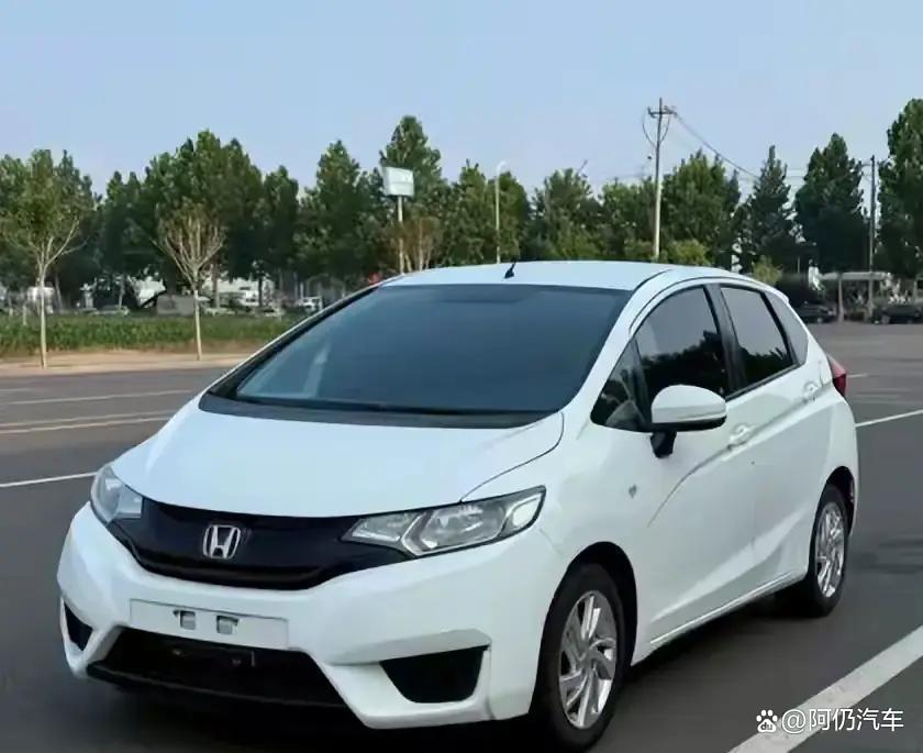 4S店里那些当年满街跑的小型燃油车，怎么突然就被挤到快退场了