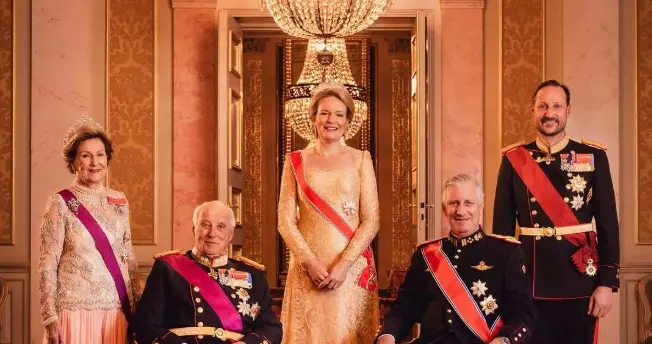 70后比利时王后出席挪威国宴，穿水钻礼服很瞩目，梅特王储妃缺席