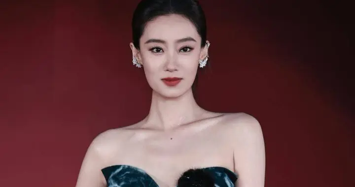 曝某女星红毯赖着不出场，周涛张小斐忙救场，晚宴全程无人搭理她