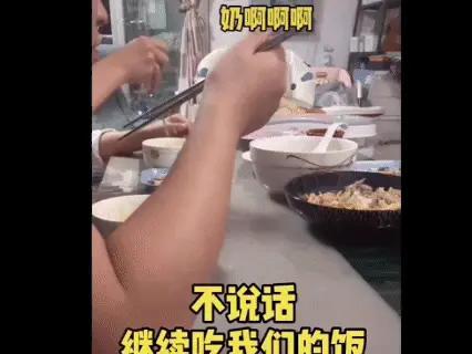 小冉讲故事：孩子在旁边哭到喘不上气，妈妈