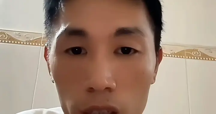 李鑫突然在家中开直播 首次上线两万人 澄清了许多事 难道是要带货？