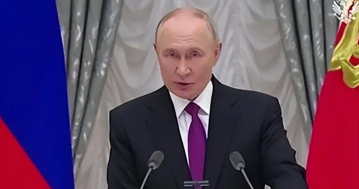 普京三年谋划终于成功，特朗普罕见松口，俄方3000万桶订单已出手