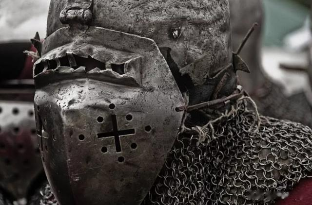 中世纪盔甲真的那么容易被刺穿吗？