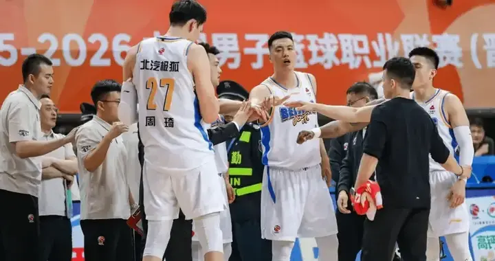 四大国手被狂虐！北汽男篮被福建吊打，方硕0分，许利民无脑发言