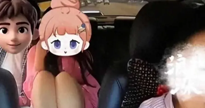 女子光脚踩扶手箱，司机阻止她的行为，女子说我刚洗的脚很干净！