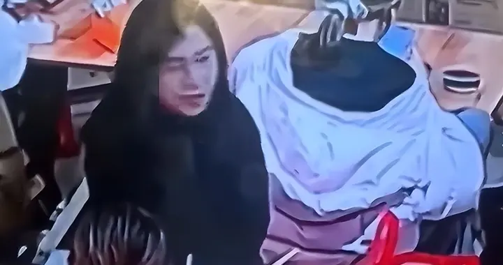 太恶毒！女子道歉还被泼汤，黑衣女正脸被扒社死，网友吵到破防！