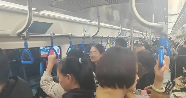 天津9号线挤到怀疑人生，加车厢为啥行不通？这两点是关键