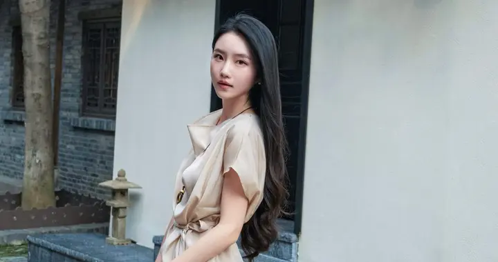 早秋通勤穿什么？香槟金缎面套装配白鞋，东方禅意出片不出错