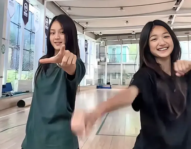 甜馨朋友被错认赵薇女儿！13岁时常怀念过去，这句评论2.8万点赞