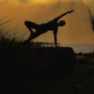 西柳坑边的柳河：瑜伽是一项很伤膝盖的运动