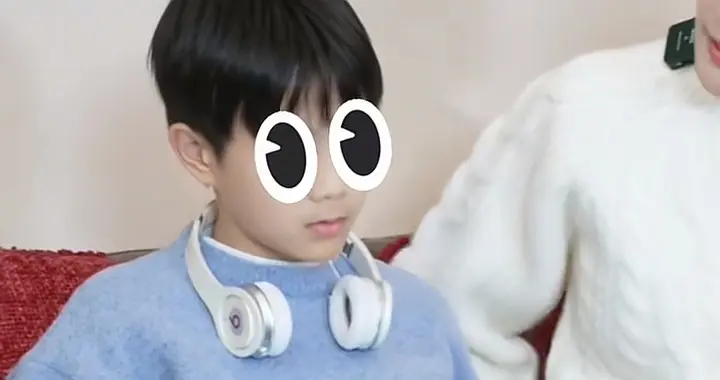 杨乐乐晒儿子正脸照，一家四口合照曝光，沐沐疑和妹妹睡上下铺