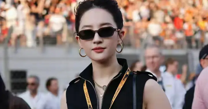 F1赛车！刘亦菲被人漠视，手腕处有暧昧咬痕，对着老外疯狂送飞吻