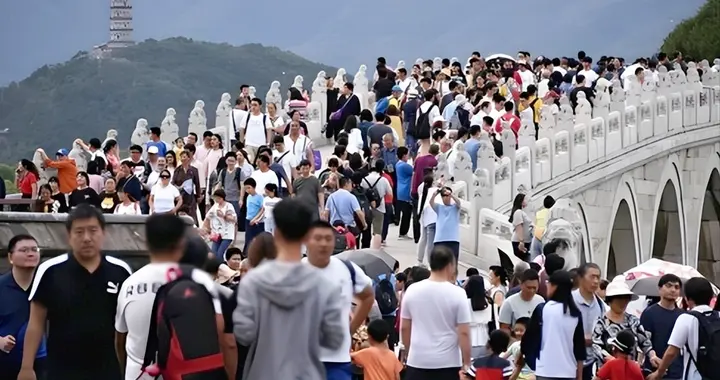 人山人海只看不买，年轻人报复性白嫖，景区赚不到钱了？