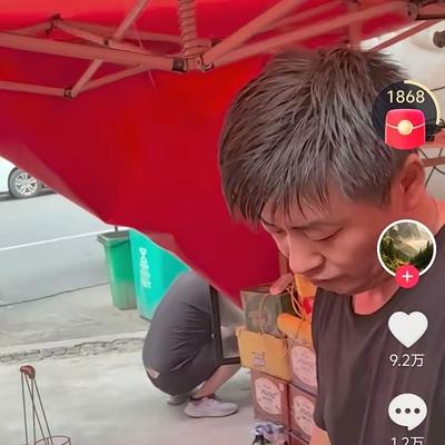 彩虹吃瓜娱乐：河南平顶山老板长得太像张雪