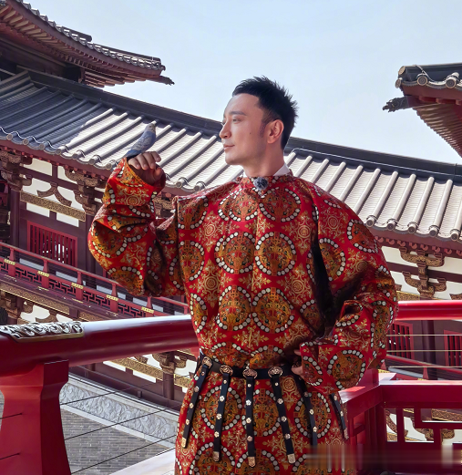 尼格买提五一假期不一般，穿唐装走丝路，回家乡晒小院美食