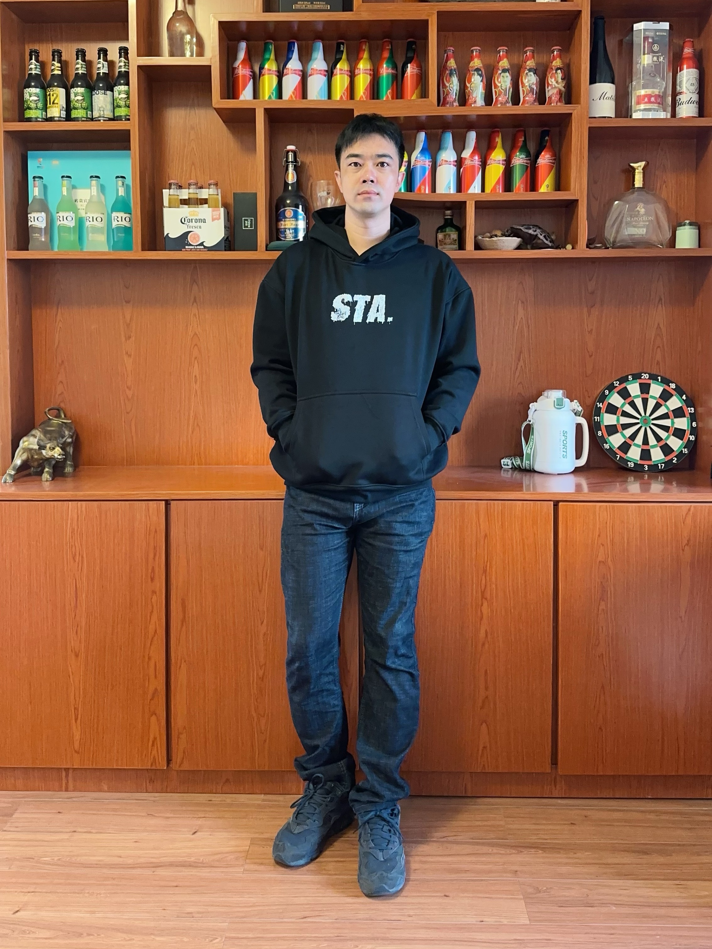 分享一件经典又耐穿的黑色连帽卫衣  版型上身干净利落 面料挺阔 字母➕...