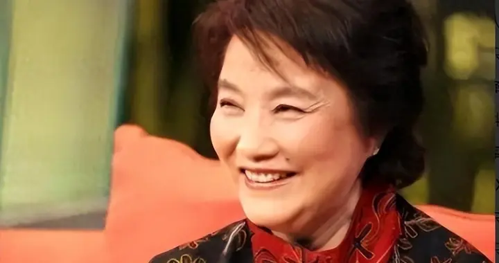 定居美国10余年，78岁却回国“捞金”，她凭啥被称“人民艺术家”
