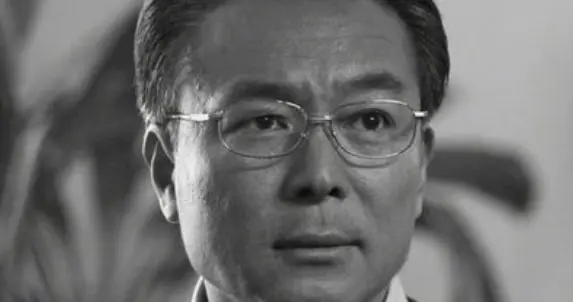 红过葛优，教过黄磊，拿遍影帝却走得悄无声息，死后三天才上热搜