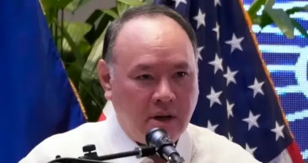 一边拿中国援助一边反华挑衅，菲防长彻底被中方全面制裁！