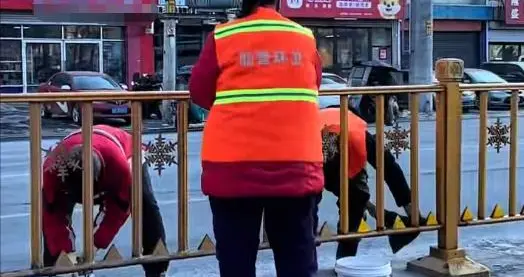 零下8℃！吉林环卫工马路中间擦护栏，网友吵翻，官方紧急回应