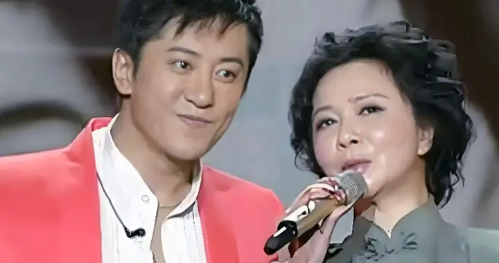 57岁显年轻，父母双双病逝，他将蔡明当姐姐，毛宁至今未婚单身