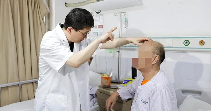 阳江阿伯突发脑梗竟藏“双重炸弹”，医生高难度手术成功“拆弹”