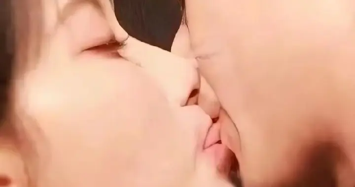 现在演员都这么敬业吗？孟子义和王鹤隶两人亲吻，有人分析这舌头