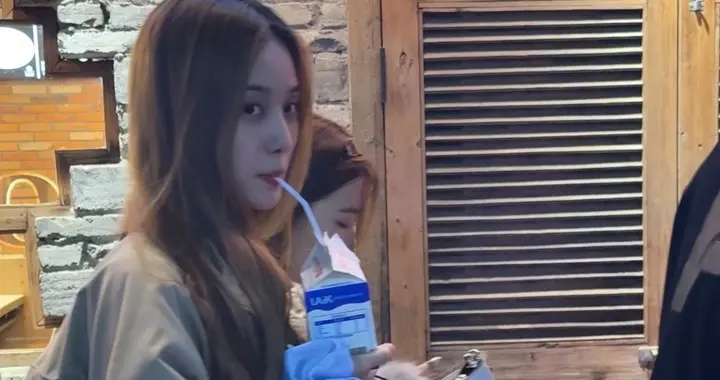 徐艺洋黄子韬重庆一起吃火锅，徐艺洋边走边喝酸奶真美！