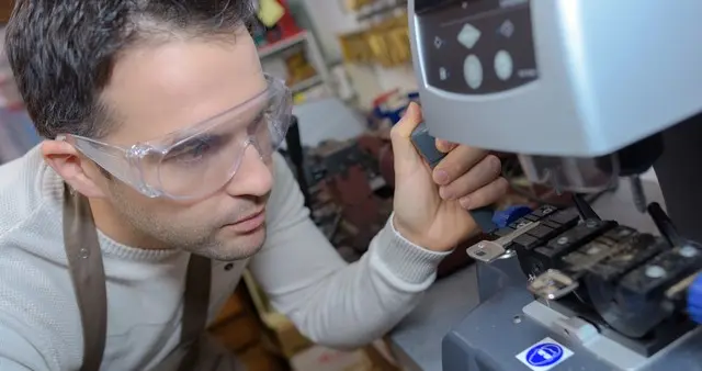 卫星“大脑”里的石英震荡：比原子钟更准的，是那双磨了40年的手