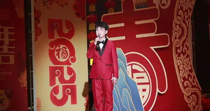 岳西中秋月圆，街头巨响后：父亲抱着孩子不敢轻触，团圆成永别