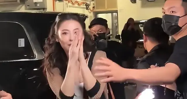 谢贤离世后彻底放开！张柏芝红馆坦然接受示爱，不再硬撑体面