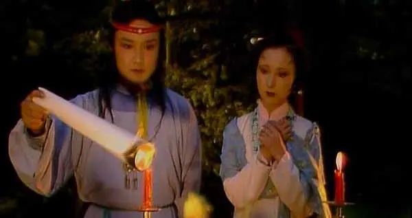 黛玉为绿珠红拂落泪，却在宝玉祭晴雯时笑嘻嘻，她跟晴雯不熟吗？