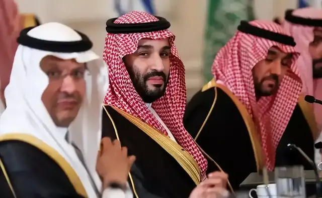 美国一觉醒来天塌了，沙特抢先与中国签署重磅协议，美国无计可施