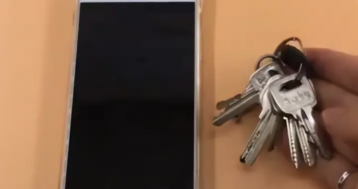 冷知识：金属钥匙别和手机同放，相互产生干扰，还容易刮花屏幕