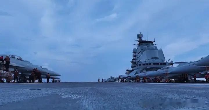 辽宁舰航母编队远海实战化训练画面，没有看到歼-35，但是有35